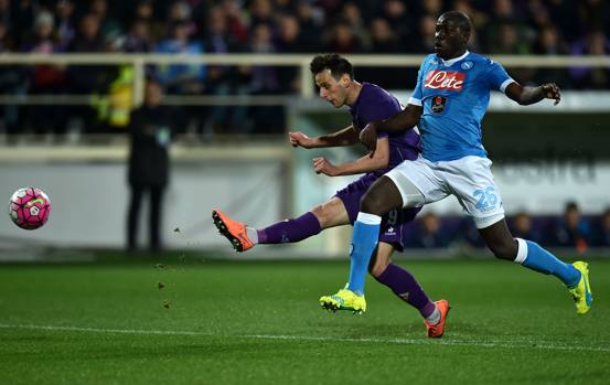 Kalinic, contrastato da Koulibaly, colpisce in pieno la traversa al 32'. Ansa